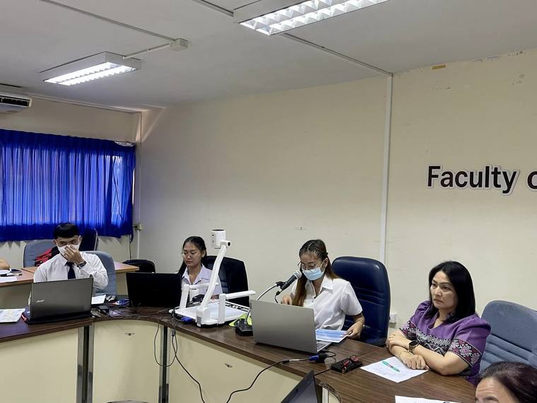 นักศึกษาปฏิบัติงานร่วมกับพนักงานในสถานประกอบการ